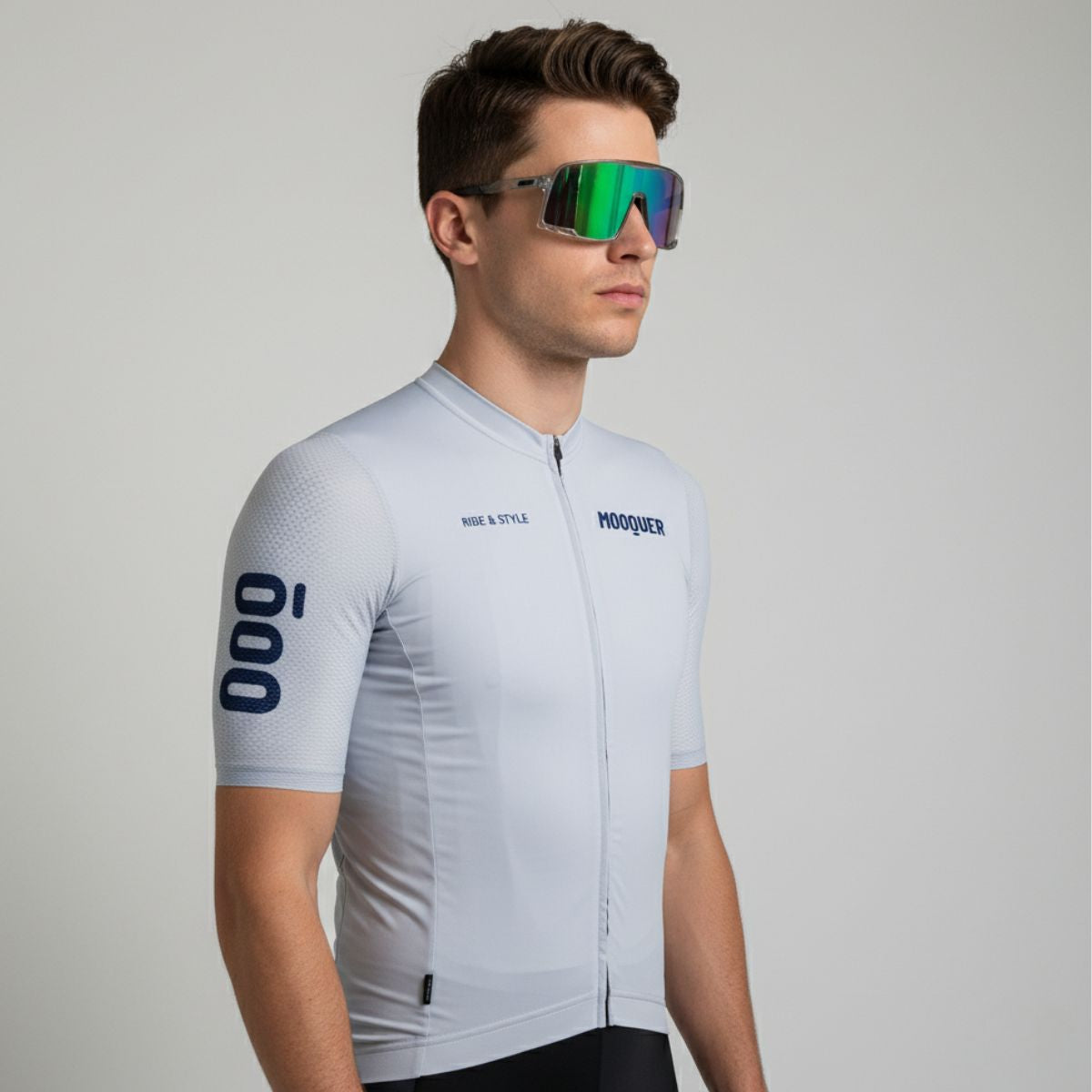 maillot de ciclismo color gris hecho en Italia con detalles OOQ en color azul marino y cremallera YKK Japon para el verano transpirable y ligero de buena calidad