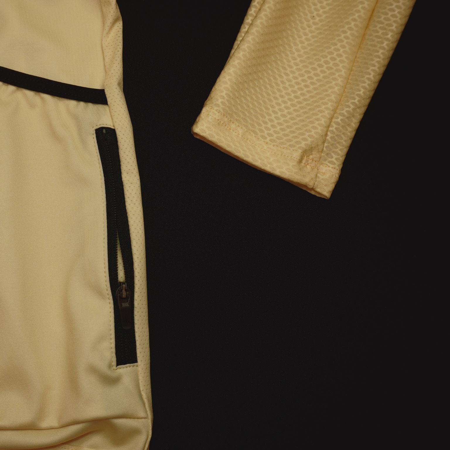 Etiqueta interior del maillot crema Mooquer fabricado en España con leyenda "Don't think about watts, think about fun"
