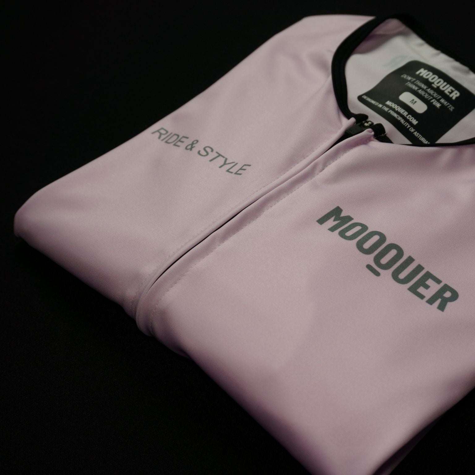 Acercamiento a la cremallera YKK del maillot rosa Mooquer con costuras reforzadas y panel de malla lateral