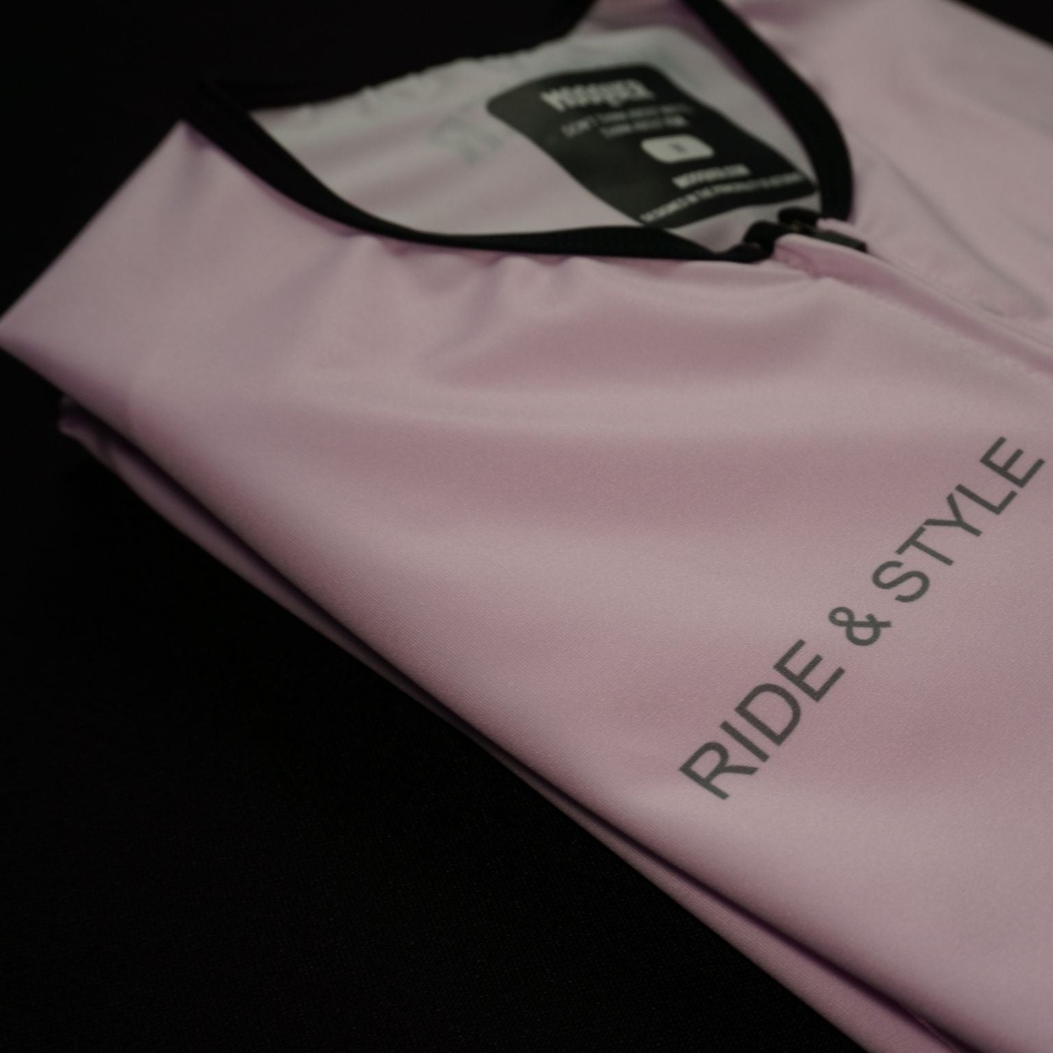 Maillot ciclismo rosa Mooquer con cremallera frontal completa y tipografía corporativa en color verde oscuro