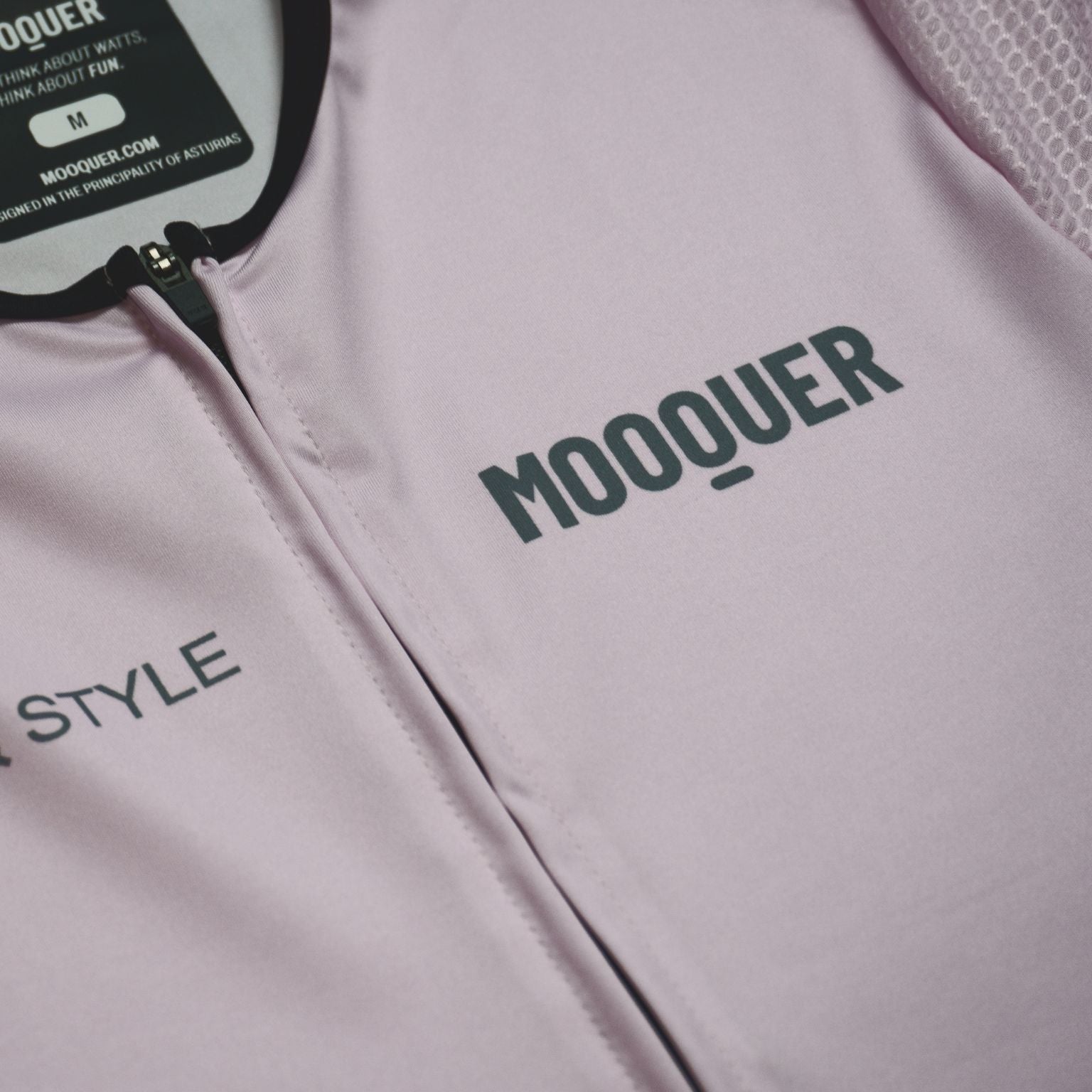 Espalda del maillot ciclismo rosa Mooquer con bolsillos traseros y banda elástica antideslizante