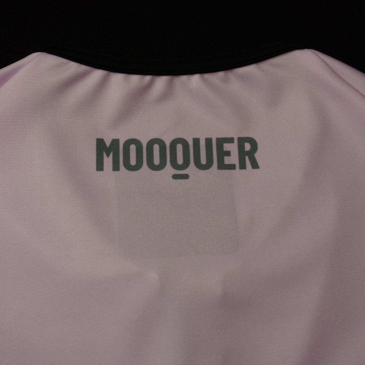 Tejido técnico transpirable del maillot rosa Mooquer en detalle de manga con costura plana
