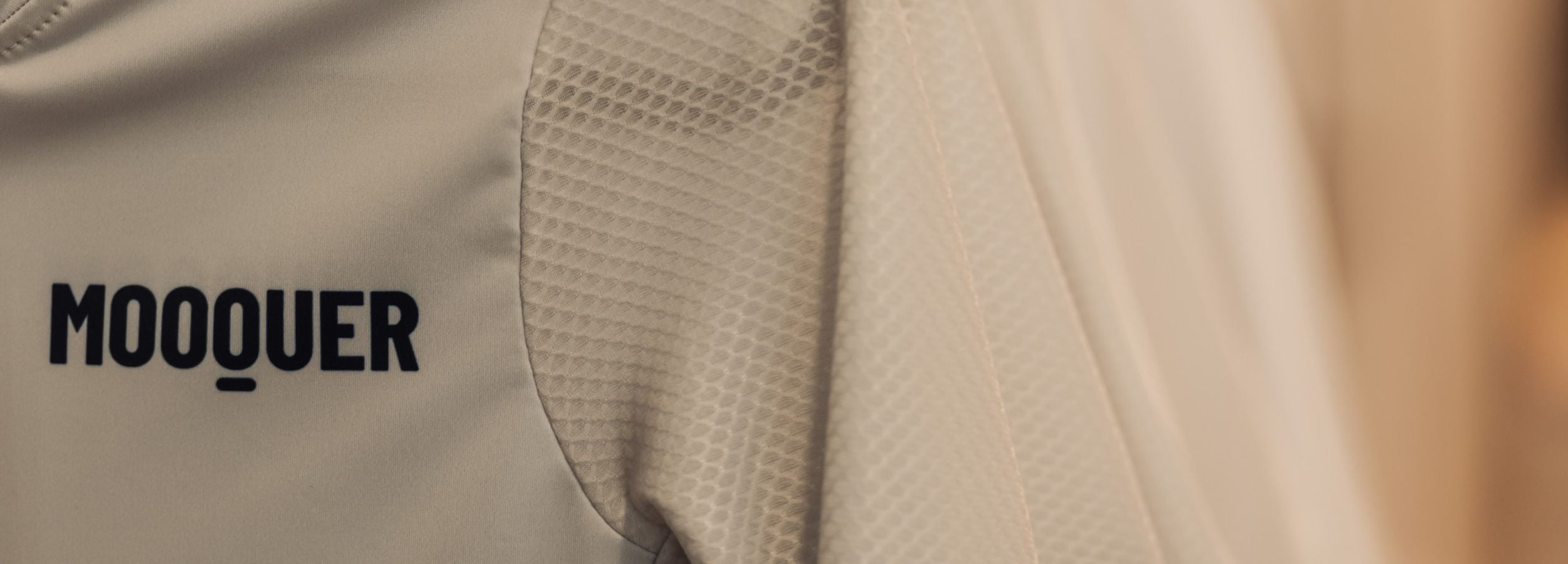 detalle manga tejido italiano Mooquer Supreme color gris