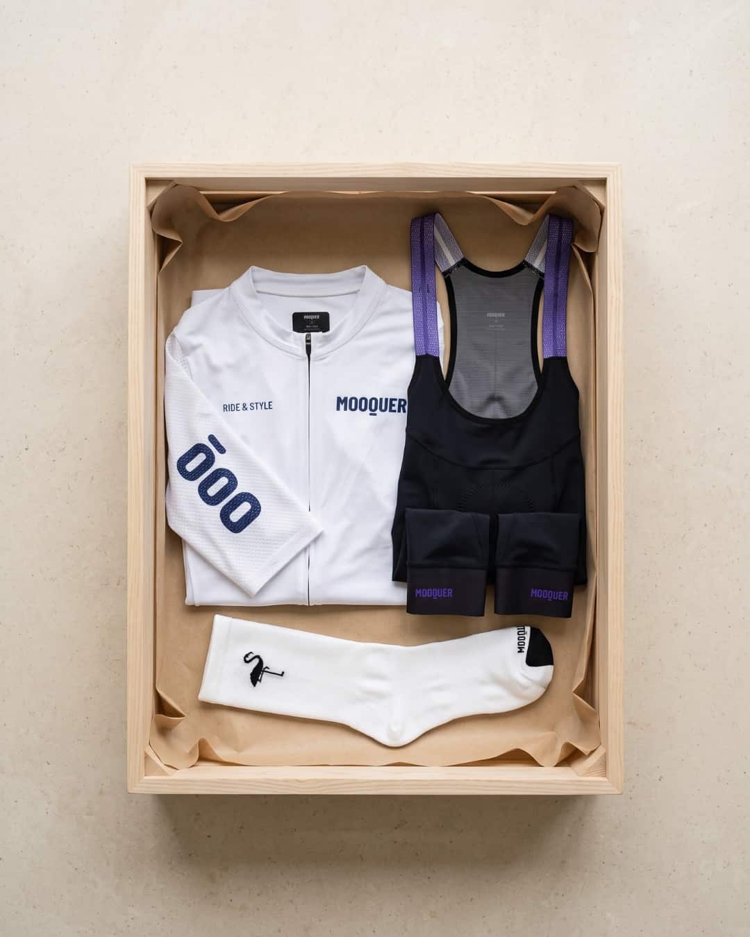 Ciclista con la equipación completa Mooquer Supreme: maillot gris, culotte negro y calcetines de ciclismo