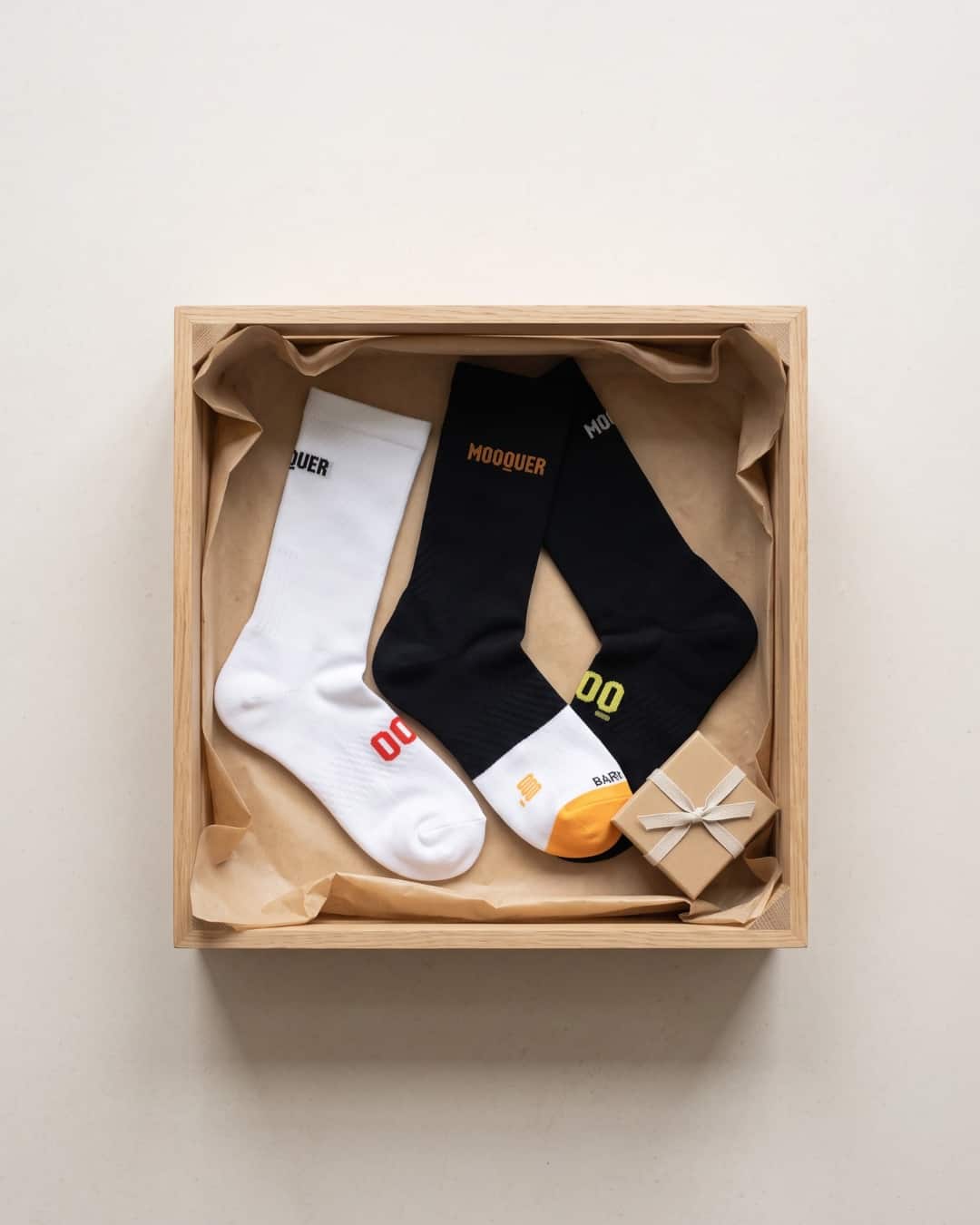 Trío de calcetines de ciclismo Mooquer Classy, en negro y blanco, fabricados en España