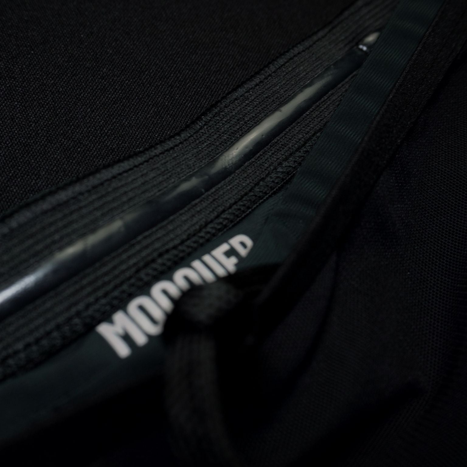 Pantalón corto running negro Mooquer en tejido técnico transpirable con cintura ajustable mediante cordón