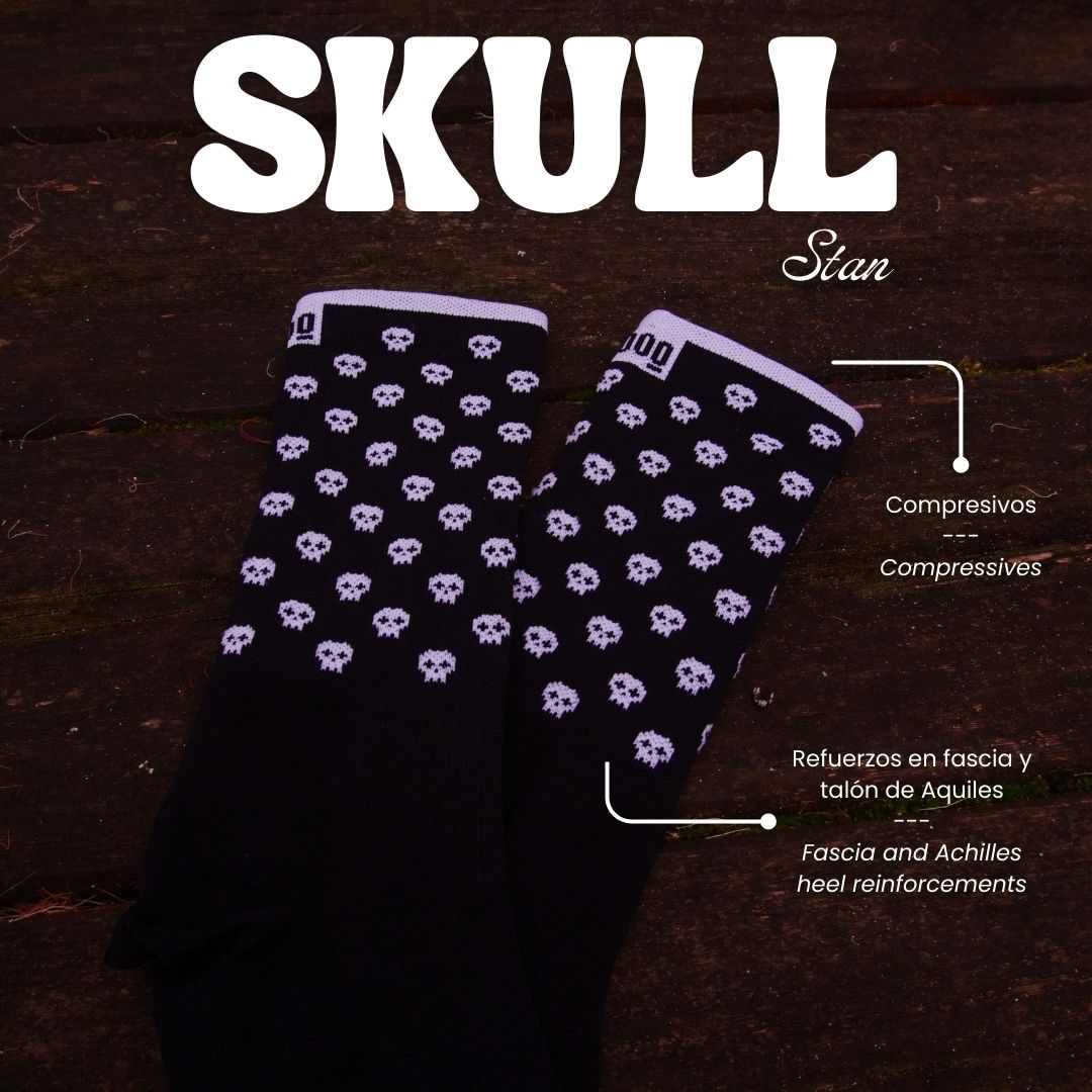 Detalle diseño Skull Stan en calcetines ciclismo negros