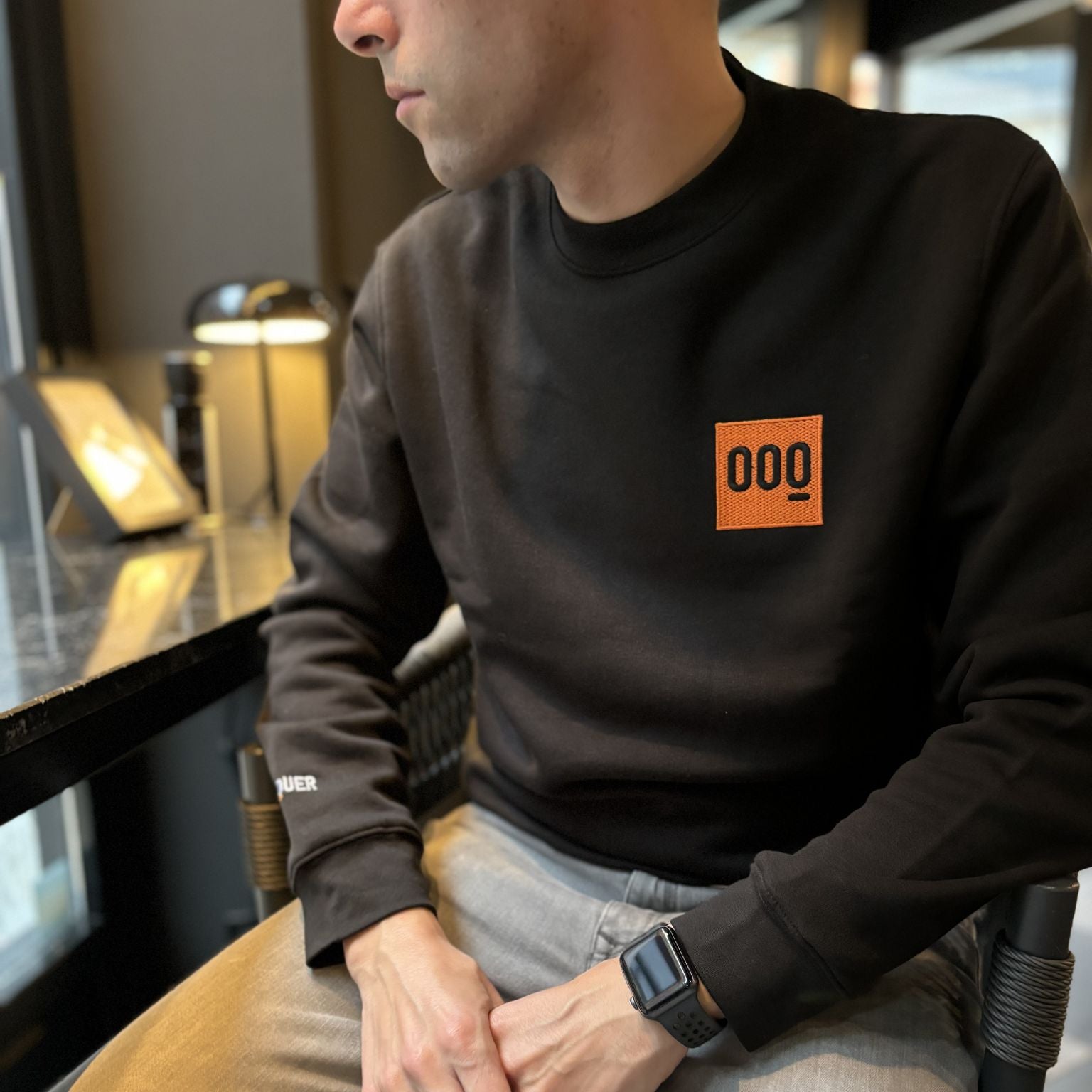Detalle parche bordado en sudadera Patch Black Organic