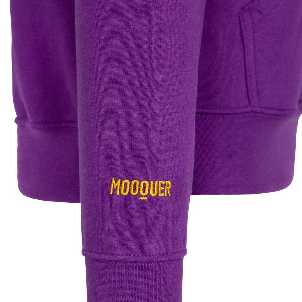 Detalle del bordado central en amarillo mostaza en la sudadera Purple Factory, acabado artesanal
